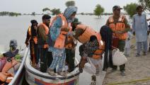 عملية إجلاء سكان وسط فيضان في باكستان في أغسطس 2023 (أسوشييتد برس)