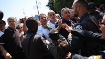شرطية إسرائيلية تعتدي على النائب في الكنيست أيمن عودة (تويتر)