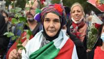 امرأة جزائرية تتشح بعلم بلادها - القسم الثقافي