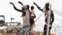 مهاجرون كانوا عالقين على الحدود الليبية التونسية (محمود تركية/ فرانس برس)