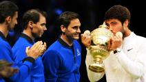 Switzerland's Roger Federer (R) is applauded onto court by his teammates, Serbia's Novak Djokovic (L) and Spain's Rafael Nadal (C) ahead of the evening's matches in the 2022 Laver Cup at the O2 Arena in London on September 23, 2022. - Roger Federer brings the curtain down on his spectacular career in a "super special" match alongside long-time rival Rafael Nadal at the Laver Cup in London on Friday. - RESTRICTED TO EDITORIAL USE (Photo by Glyn KIRK / AFP) / RESTRICTED TO EDITORIAL USE (Photo by GLYN KIRK/AF
