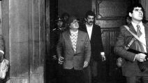 سلفادور ألليندي لابساً الخوذة العسكرية في يوم الانقلاب