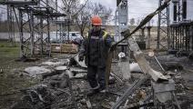 عمال يصلحون محطة كهرباء في كييف تضررت بسبب هجوم جوي روسي/ Getty)