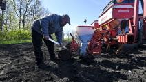 مزارع أوكراني يحرث أرضه (Getty)