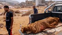 نقل جثث ضحايا فيضانات ليبيا (فرانس برس)