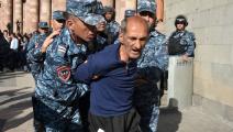 شرطيون يعتقلون معارضاً لباشينيان في يريفان، الأربعاء (كارين ميناسيان/فرانس برس)