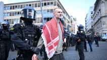 الشرطة الألمانية تعتقل متظاهراً خلال مسيرة تضامنية مع فلسطين في فرانكفورت، 14 تشرين الأوّل/ أكتوبر (Getty)