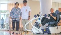 لا تنحصر وظائف رعاية المسنين في الصين بمراكز التأهيل (Getty)