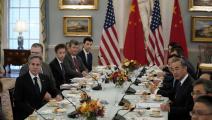 وزير الخارجية الصيني وانغ يي وكبار الدبلوماسيين الأميركيين (اليزابيت فرانتز/ رويترز)