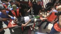 مسعفون ومصاب في غزة (محمود عيسى/ أسوشييتد برس)