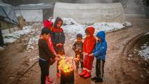 أطفال سوريون نازحون في مخيم في سورية (محمد سعيد/ الأناضول)