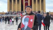 تركي يحمل صورة أتاتورك أمام ضريحه في أنقرة، مايو الماضي (يوفوز أوزدن/Getty)