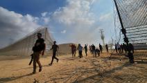 عبور المقاومين نحو أرضهم التاريخية بعد تدمير أسيجة الاحتلال، 7 تشرين الأول/ أكتوبر الجاري (Getty)