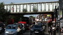 "فلسطين حرة" على جسر سكة حديد في لندن (هنري نيكولز/ فرانس برس)