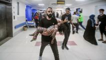 نقل مصابين في مجمع الشفاء الطبي في غزة (محمد الزعنون/ فرانس برس)