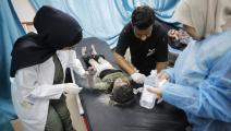 طفل مصاب بسبب القصف الإسرائيلي نقل إلى مستشفى الأقصى للعلاج (أشرف عمرة/ الأناضول)