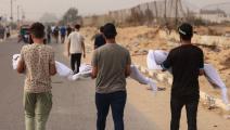 فلسطينيون يحملون جثامين شهداء في غزة (محمود الهمص/ فرانس برس)