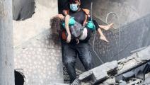 نقل ضحية بعد قصف إسرائيلي على غزة (أحمد حسب الله/ Getty)