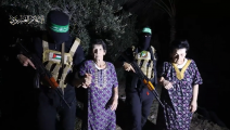 القسام تطلق سراح أسيرتين إسرائيليتين (الإعلام العسكري/لقطة شاشة)