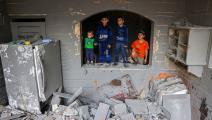 أطفال في مبنىً متضرّر بعد غارات إسرائيلية على رفح، 12 تشرين الثاني/ نوفمبر 2023 (Getty)