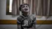طفل فلسطيني مصاب جرّاء القصف الإسرائيلي يبكي في مشفي في دير البلح وسط قطاع غزّة 7/ 11/ 2023 (الأناضول)