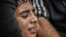 فتىً فلسطيني يبكي أقاربه الذين قتلهم القصف الصهيوني، خانيونس، 12 تشرين الثاني/ نوفمبر الجاري (Getty)