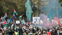 من حشود مُناصرة للقضية الفلسطينية عند جسر فوكسهول في لندن، 12 تشرين الثاني/ نوفمبر 2023 (Getty)