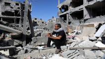 	 فلسطيني يعزف الناي فوق أنقاض المباني المهدمة بسبب قصف إسرائيلي في مخيم الشابورة جنوبيّ قطاع غزّة في 8/ 11/ 2023 (الأناضول)