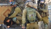 جنود الاحتلال يعتقلون طفلاً فلسطينياً في الخليل في الضفة الغربية المحتلة (عامر الشلودي/الأناضول)