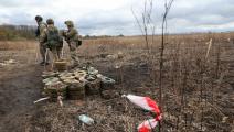 جنود وعملية إزالة ألغام في أوكرانيا (Getty)