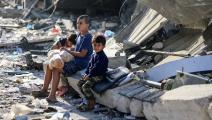 فلسطينيون وخبز وسط الدمار في غزة (مجدي فتحي/ Getty)