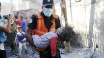 نقل طفلة وسط القصف في غزة (أشرف أبو عمرة/ الأناضول)