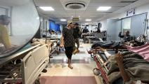 مرضى وجرحى ونازحون في مجمع الشفاء الطبي في غزة (خضر الزعنون/ فرانس برس)