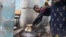 يعد الخبز في إحدى مدارس الأونروا في قطاع غزة (عبد رحيم خطيب/ الأناضول)
