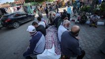 نقل جثمان شهيد فلسطيني نتيجة عدوان الاحتلال على قطاع غزة (علي جاد الله/الأناضول)