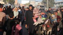 نازحون فلسطينيون في خان يونس جنوبي غزة يتوجهون إلى بيوتهم لتفقدها وسط الهدنة (مصطفى حسونة/ الأناضول)