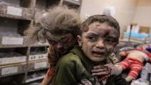 طفلان مصابان في مستشفى في خانيونس جنوبي غزّة في 3/ 12/ 2023 (Getty)