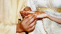 زوج العقد يقوم على توقيع زوج القاصر على ورقة دين مالي لصالح الأب 
