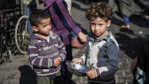 يقاومان الجوع في غزة (عبد زقوت/الأناضول)