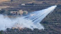 قذيفة إسرائيلية فوسفورية على قرية حدودية في جنوب لبنان (حسين الملا/ أسوشييتد برس)