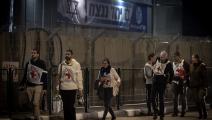 وفد من الصليب الأحمر خارج سجن عوفر استعداداً للأفراج عن أسرى فلسطينيين في 2023/11/30 (فاضل سينا/فرانس برس)