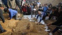 دفن جثامين الشهداء في قبور جماعية بقطاع غزة (أشرف أبو عمرة/الأناضول)