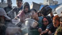 في انتظار حصص الطعام في غزة (عبد زقوت/ الأناضول)