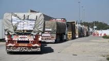 شاحنات مساعدات إنسانية عند معبر كرم أبو سالم (ألبرتو بيتسولي/ فرانس برس)