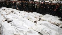 جثث شهداء في مخيم المغازي في غزة (محمود الهمص/ فرانس برس)