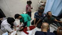 جرحى في مجمع ناصر الطبي في جنوب قطاع غزة (أحمد حسب الله/ Getty)