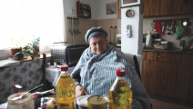 امرأة إسرائيلية أما بعض المساعدات الغذائية التي وردت إليها (رويترز)
