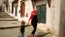 ستساعد الدولة الجزائرية المرأة الحاضنة في تدبّر الأمور المادية لأولادها (باتريك باز/ فرانس برس)
