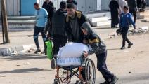 فلسطينيون ومساعدات أونروا في رفح في غزة (محمد عابد/ فرانس برس)