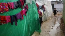 نازحون فلسطينيون في مخيم وسط الشتاء (أشرف أبو عمرة/ الأناضول)
